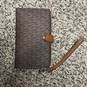 Michael Kors Adele Logo Smartphone Wallet